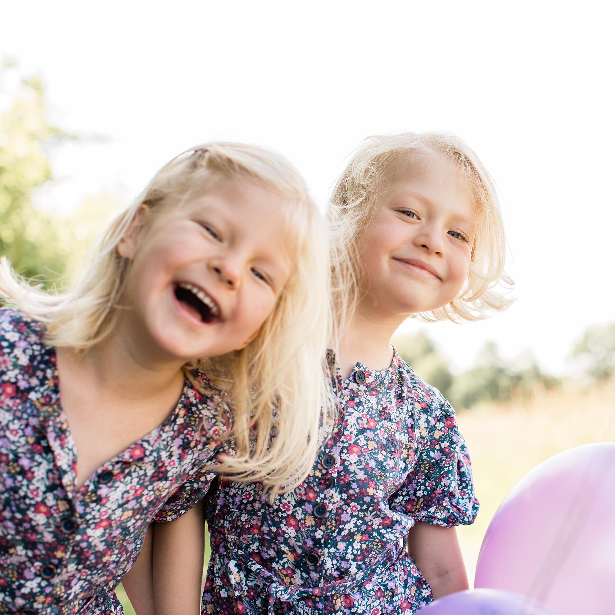 Lachende Kinder mit Ballons